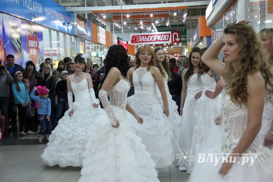 В Великих Луках бегали невесты (ФОТО)