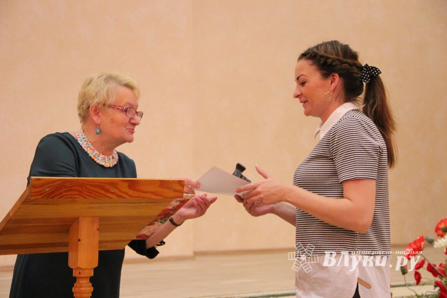 В Великих Луках ученики школы №13 поздравили своих педагогов (ФОТО)