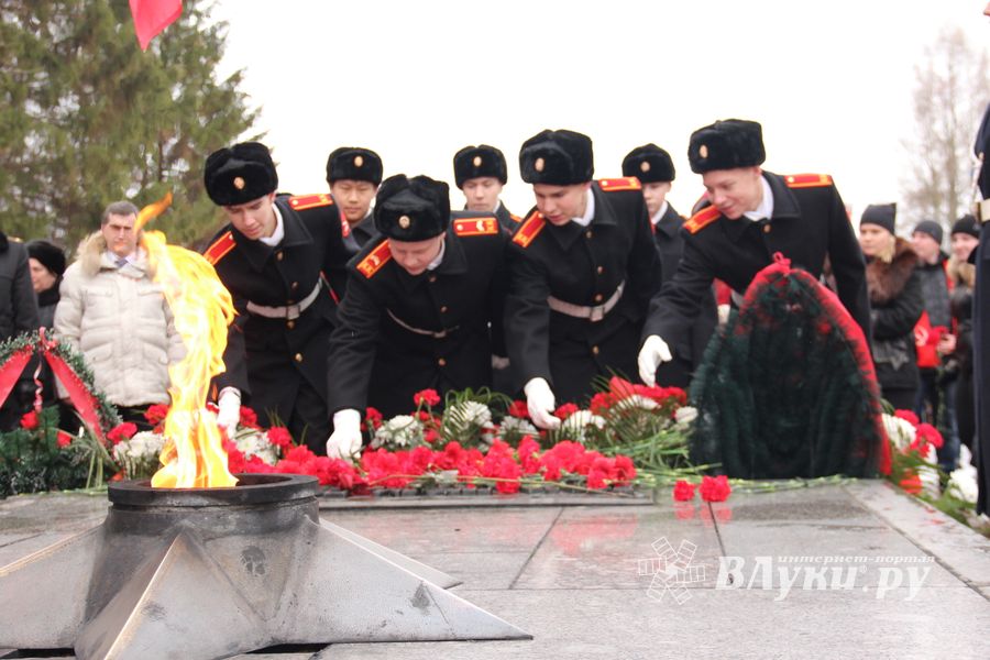 У Вечного огня в Великих Луках прошёл торжественный митинг (фото)