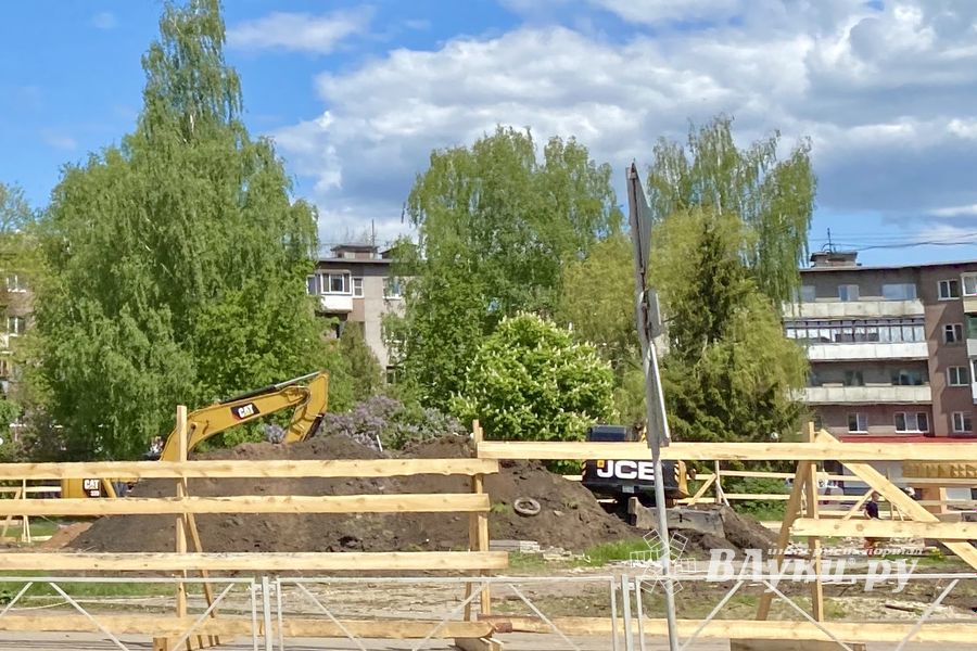 На площади Калинина начали рыть траншеи (ФОТО)