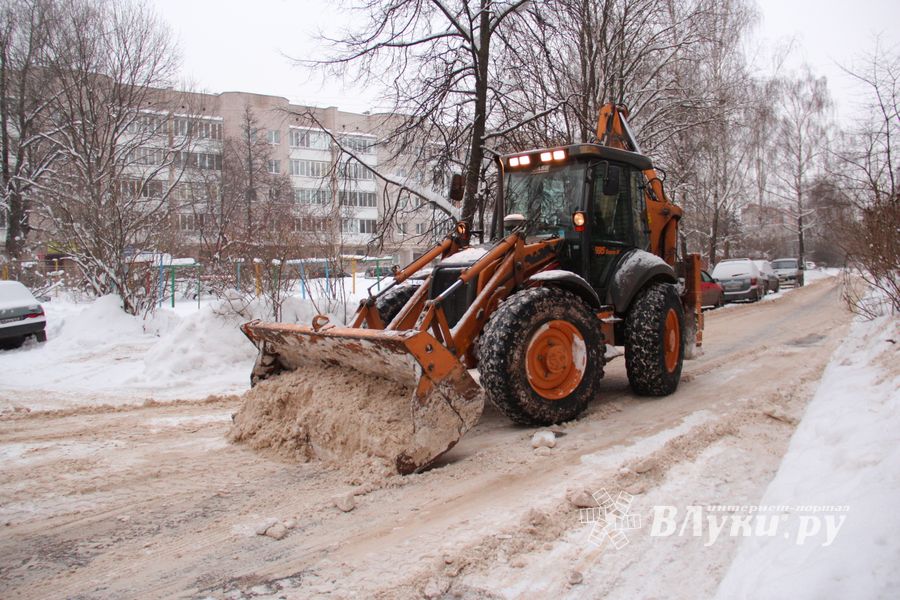 В великолукском дворе замечен трактор, убирающий снег