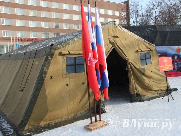 Великолучанам показывают армейскую технику и кормят кашей (6+) (ФОТО)