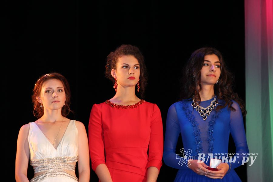 Великолуких выпускников наградили (ФОТО)