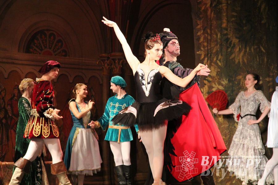 Московский театр «Корона Русского Балета» представил великолучанам балет «Лебединое озеро»