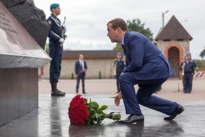 Медведев возложил цветы к памятнику десантникам 6-й роты (ФОТО)