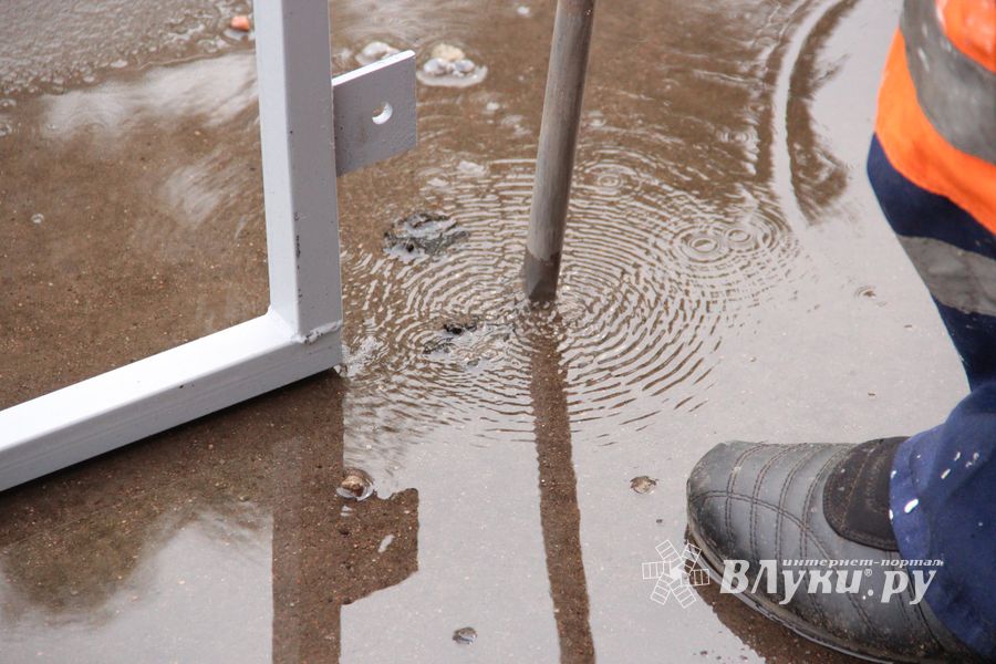 На проспекте Гагарина меняют дорожное ограждение (ФОТО)