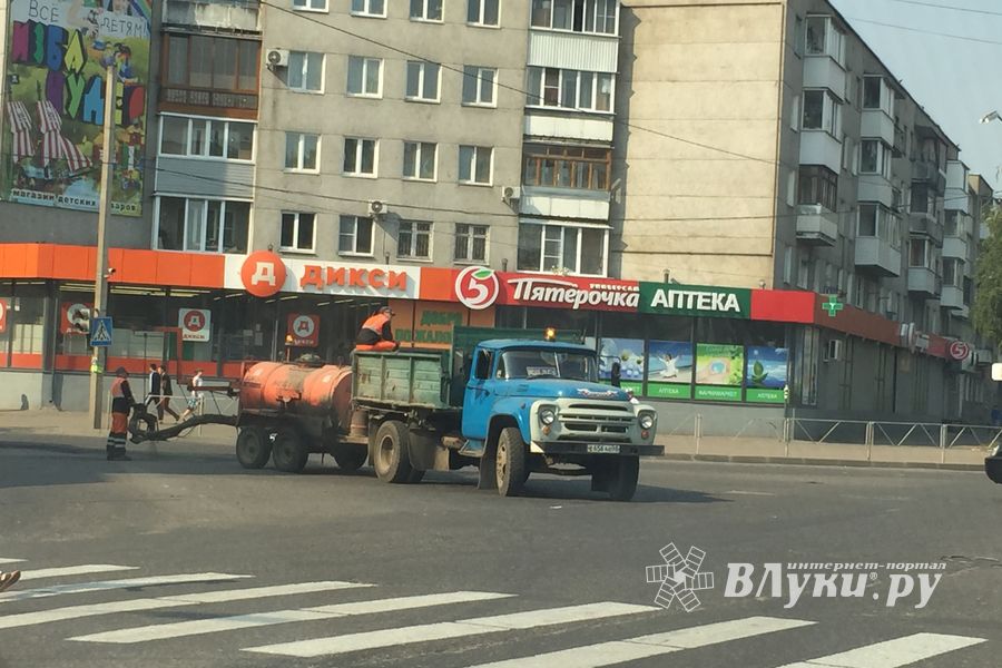 Фотофакт: В Великих Луках ремонтируют дорогу