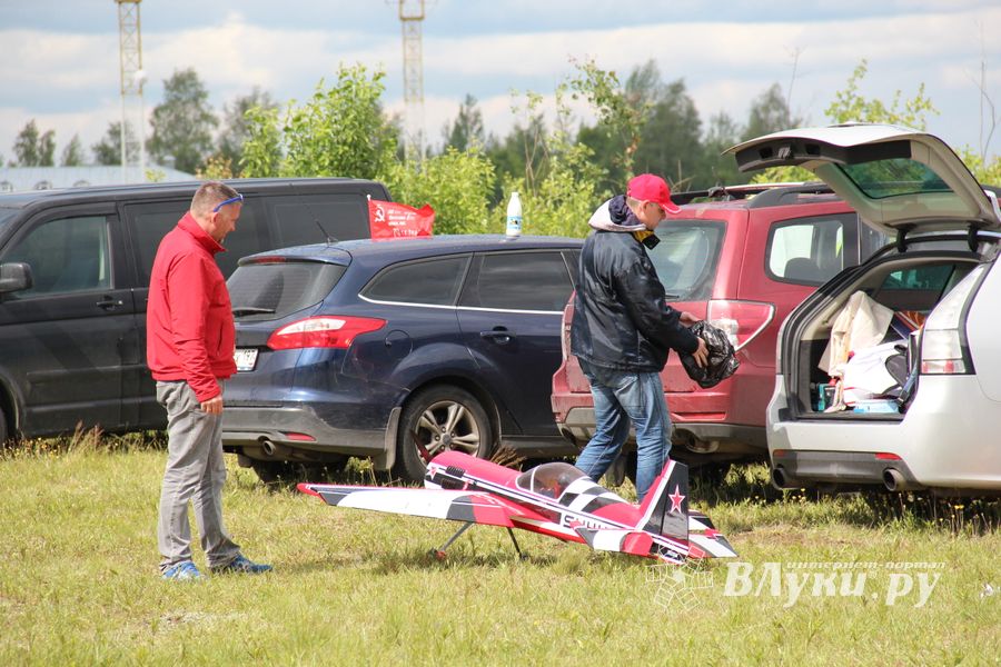 В Великих Луках проходит 7-й Фестиваль авиамодельного спорта (ФОТО)