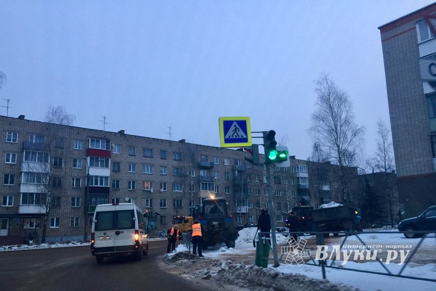 Из Великих Лук вывозят снег (ФОТО)