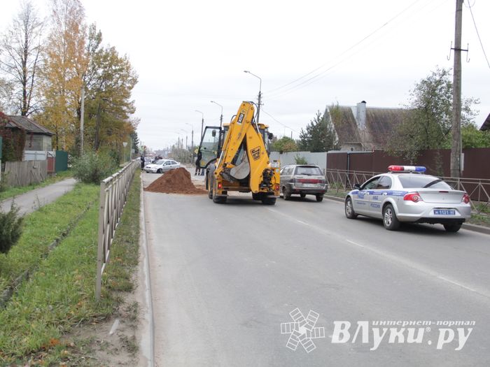 В Великих Луках неизвестный водитель, попав в ДТП, бросил автомобиль и скрылся (ФОТО)