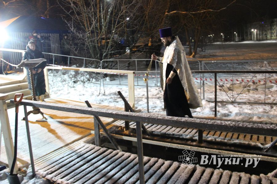 В Великих Луках проходят крещенские купания (ФОТО)