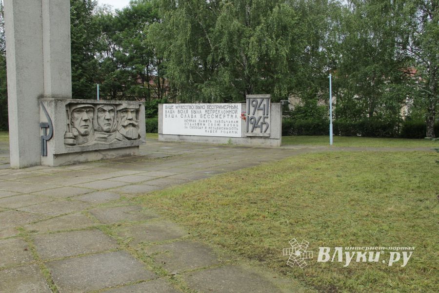 В Великих Луках убрали территорию у памятного знака рабочим ЛРЗ (ФОТО)