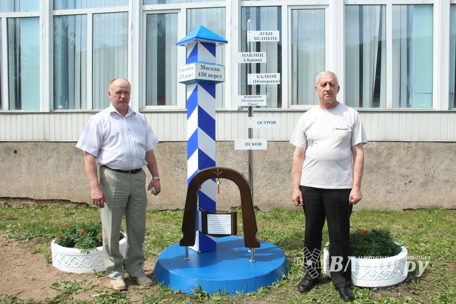 «Верстовой столб»  установлен у здания Главпочтамта на улице Зверева