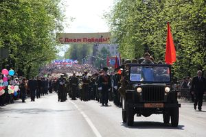 9 мая в Великих Луках. Шествие и салют