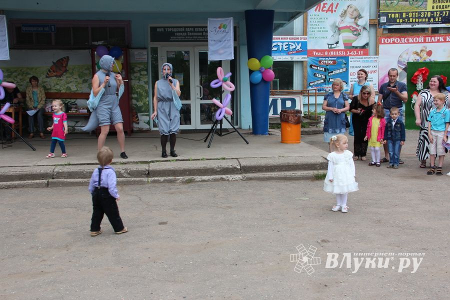 В Великих Луках чествовали близнецов (ФОТО)
