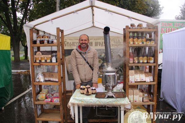 На ярмарке «Осень-2018» великолучане запаслись на зиму «Столбушинскими продуктами» (ФОТО)