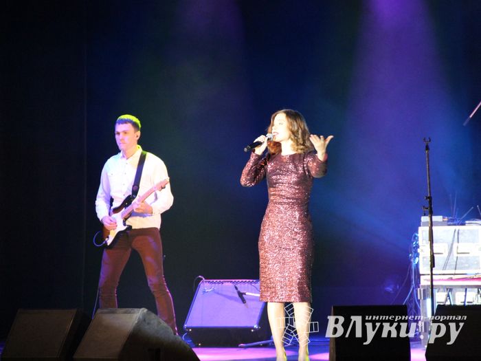 В Великих Луках состоялся концерт Юлии Савичевой (фото)