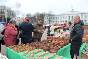 В Великих Луках проходит Весенняя ярмарка