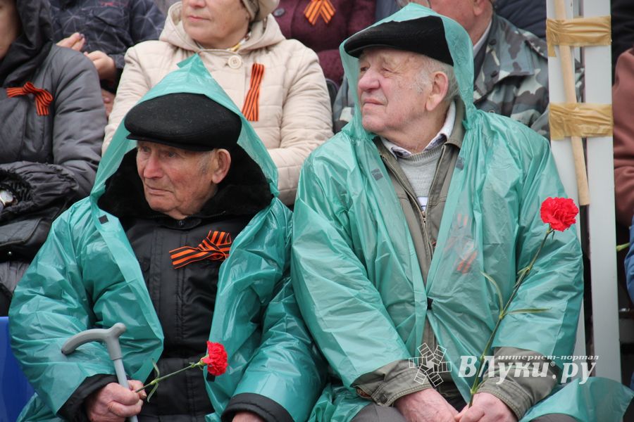 В Великих Луках прошел Парад Победы (ФОТО)