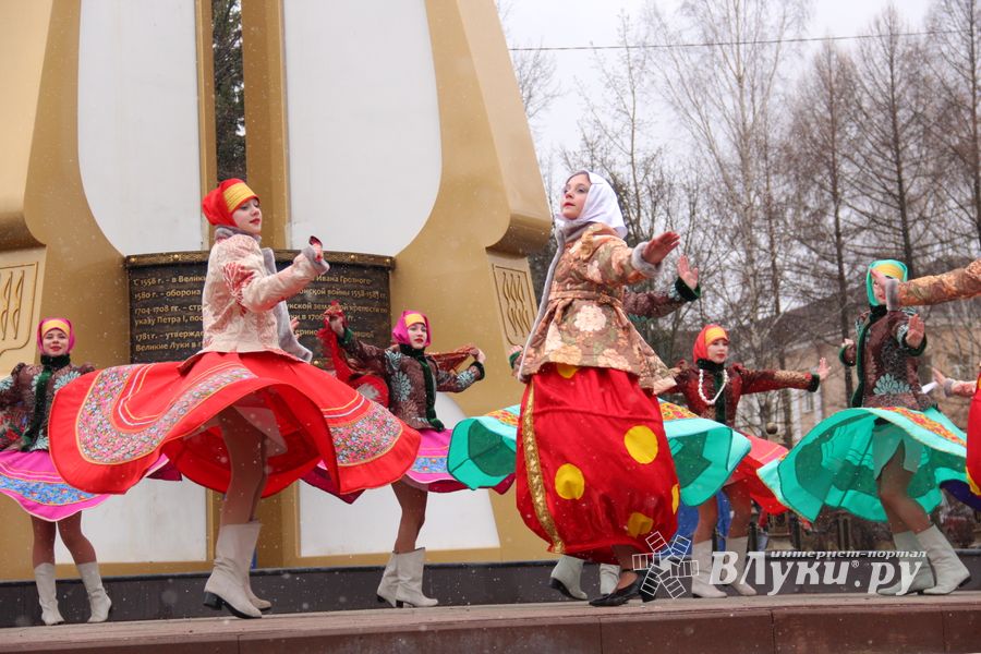 В Великих Луках сожгли Масленицу (фото)