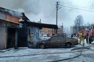 В Великих Луках сгорел автосервис (фото)