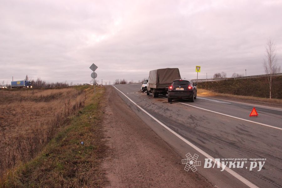 На выезде из Великих Лук произошло серьёзное ДТП (ФОТО)