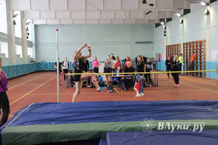 В Великих Луках выявляют лучших легкоатлетов (ФОТО)