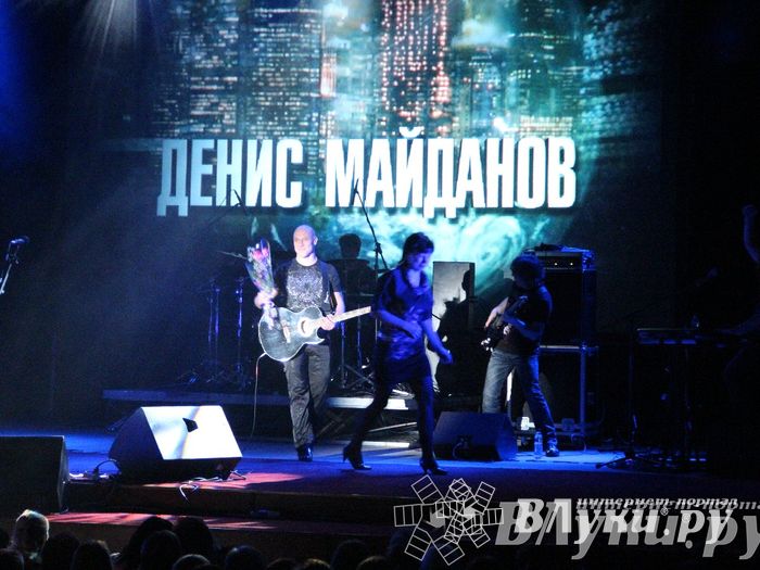 В Великих Луках состоялся концерт Дениса Майданова