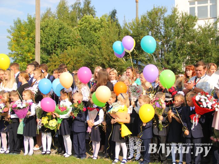 1 сентября в школах Великих Лук прошли Торжественные линейки (ФОТО)