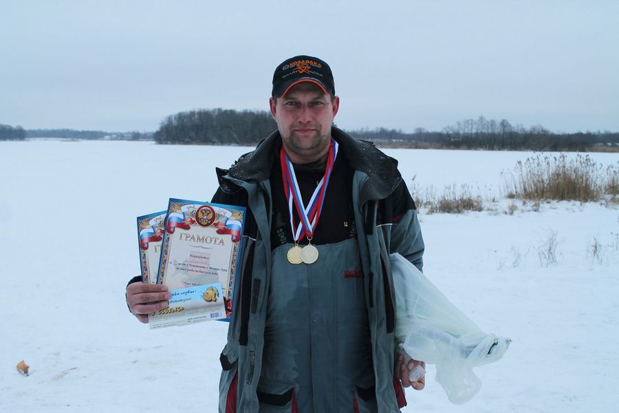 На Пореченском озере прошел Чемпионат города Великие Луки по ловле рыбы на блесну со льда (ФОТО)