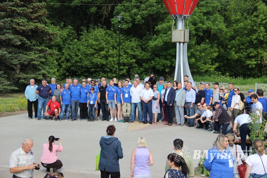 Памятный знак воздухоплаванию открыли в Великих Луках