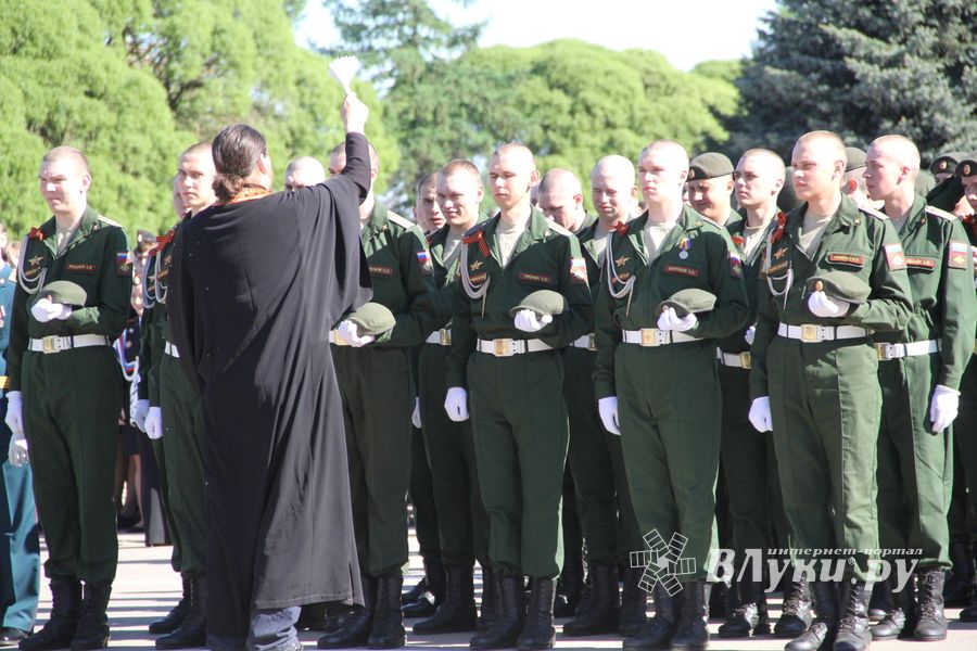 Парад в честь Дня Победы прошел в Великих Луках (ФОТО)