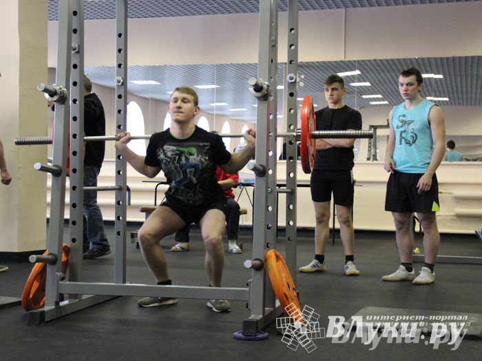 Соревнования по пауэрлифтингу прошли в Великих Луках (фото)