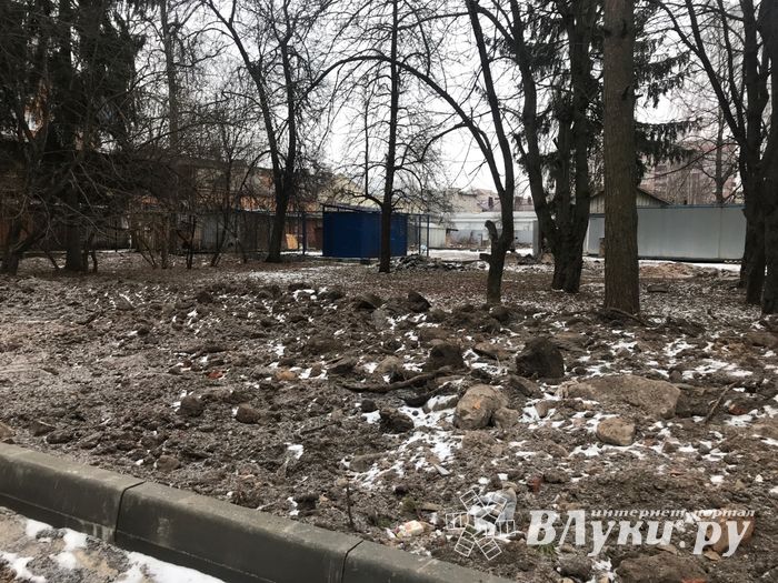 В Великих Луках приводят в порядок территорию Хирургического корпуса больницы (ФОТО)