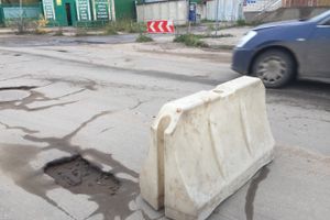 И в дождь, и в стужу бетон — на лужу (ФОТО)