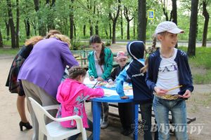 В Великих Луках прошел конкурс детских рисунков «Путешествие в страну сказок» (фото)