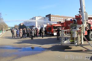 В центре Великих Лук спасатели продемонстрировали свою технику (ФОТО)