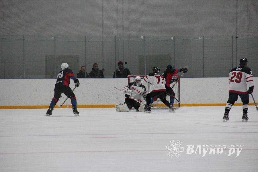 Два зоккейных матча прошли в Великих Луках в рамках Чемпионата города (ФОТО)