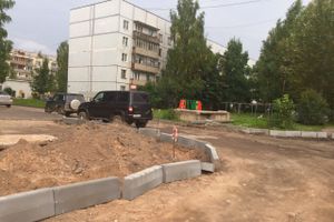На ул. Гражданской ремонтируют въезд во двор (ФОТО)