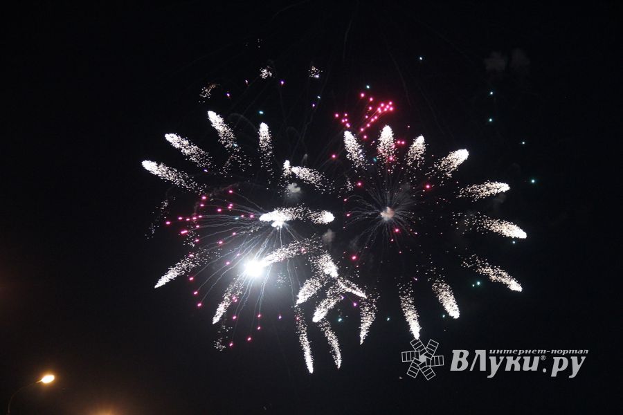 Праздничный концерт и салют в честь Дня Победы в Великих Луках (ФОТО)