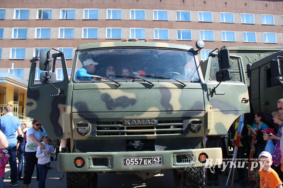 В Великих Луках прошел Парад Победы (ФОТО)