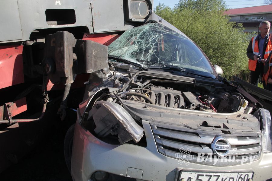 Фоторепортаж: ДТП на железнодорожном переезде в Великих Луках