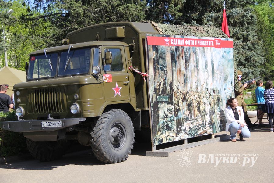 По центральному проспекту Великих Лук прошёл  «Бессмертный полк» (0+) (ФОТО)