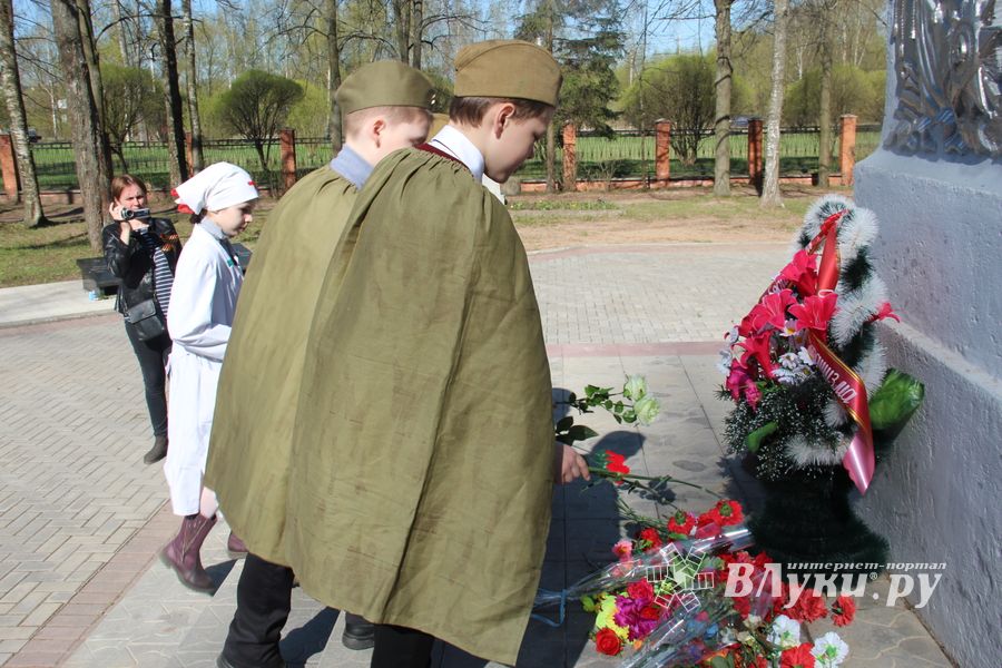 Ученики лицея №11 возложили цветы к могилам Братского кладбища (ФОТО)