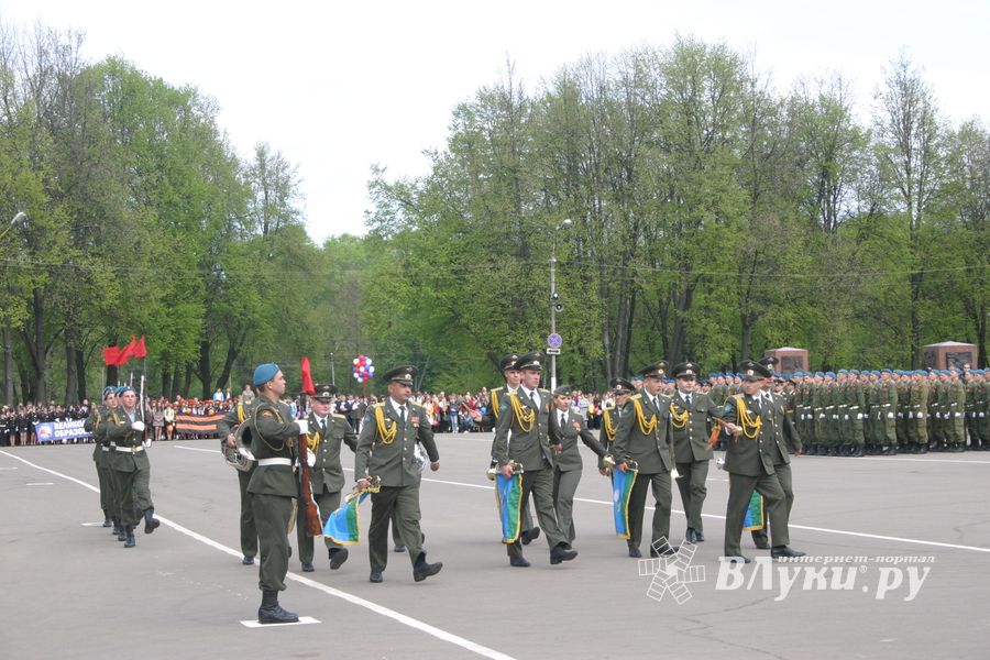 В Великих Луках прошел Военный парад