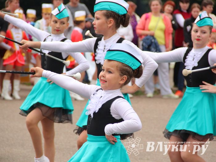 В Великих Луках проходит Международный фестиваль-конкурс среди мажореток и барабанщиц на кубок города Воинской славы Великие Луки (ФОТО)