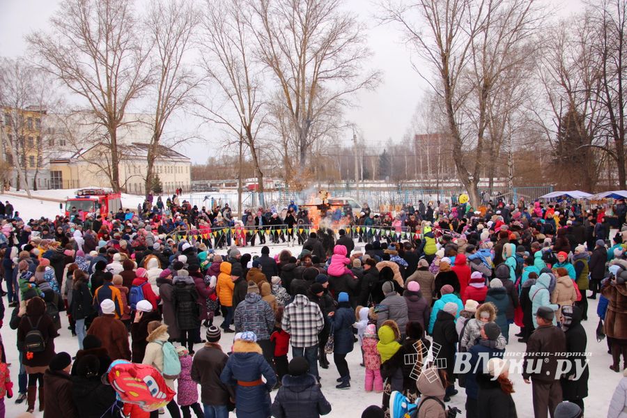 Широко отметили Масленицу в Великих Луках (ФОТО)
