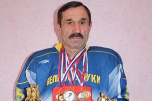 Хоккеисты «ЛукиСпорт» чествуют сразу двух юбиляров (ФОТО)