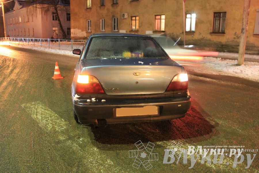 ​В Великих Луках водитель, лишенный прав, сбил женщину на пешеходном переходе (ФОТО)