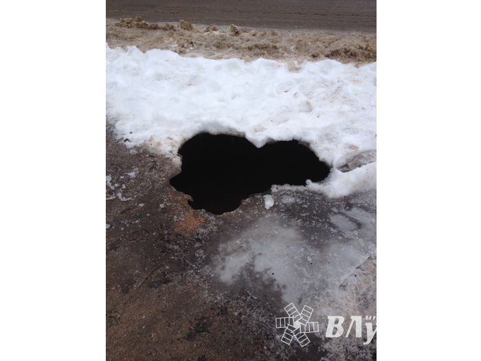 Фотофакт: провал асфальта на Гоголя в Великих Луках